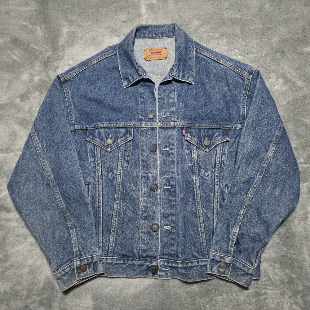 Vintage Levis Denim Trucker Jacket Mens Size Medium Blue Made in USA.